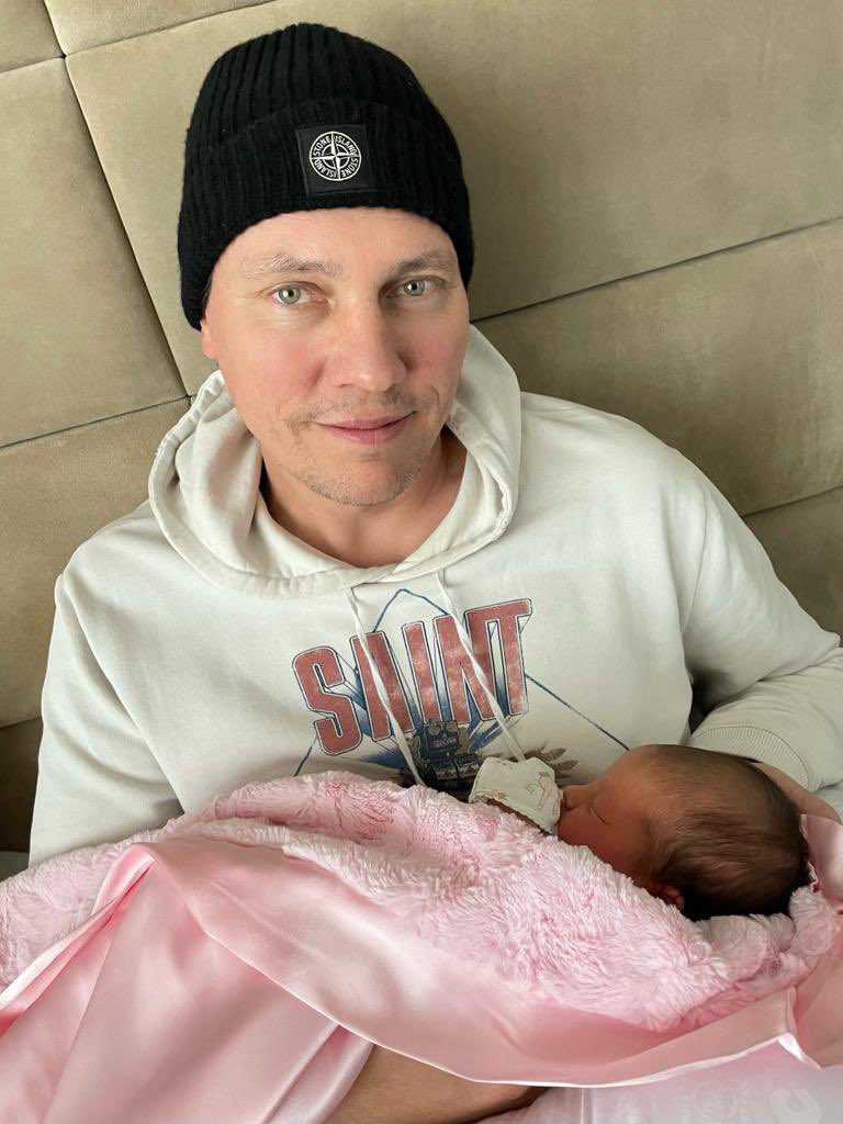 Tiesto Welcomes His New Daughter Into The World” />  